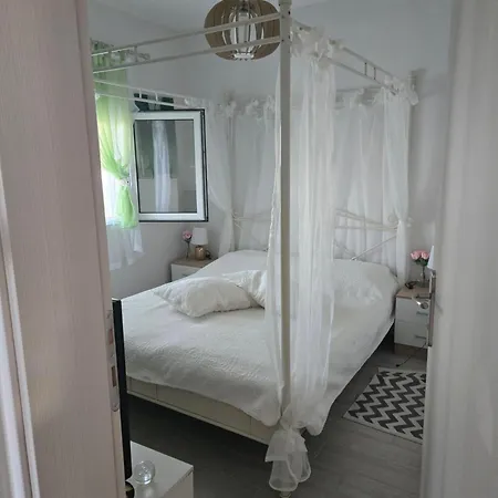 Sofia Sea View Апартаменты Врасна